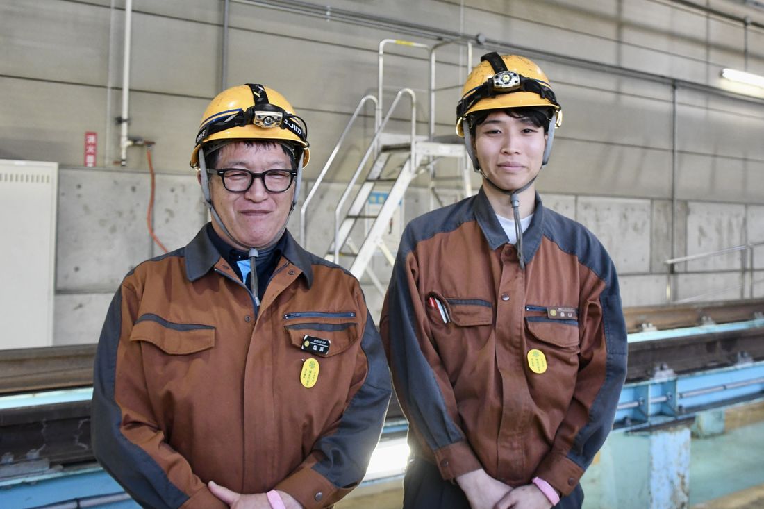 人の作業の最適化に取り組む東武インターテックの塩浜敬幸さん（左）と桑山知也さん。塩浜さんの好きな車両は100系。「N100系より（スペーシアX）も100系のほうが手がかかるので可愛い」。桑山さんの好きな車両は50000系。「他社の鉄道にも直通しており、多くのお客様を運ぶ車両を自分たちが整備していることが自信につながる」（記者撮影）