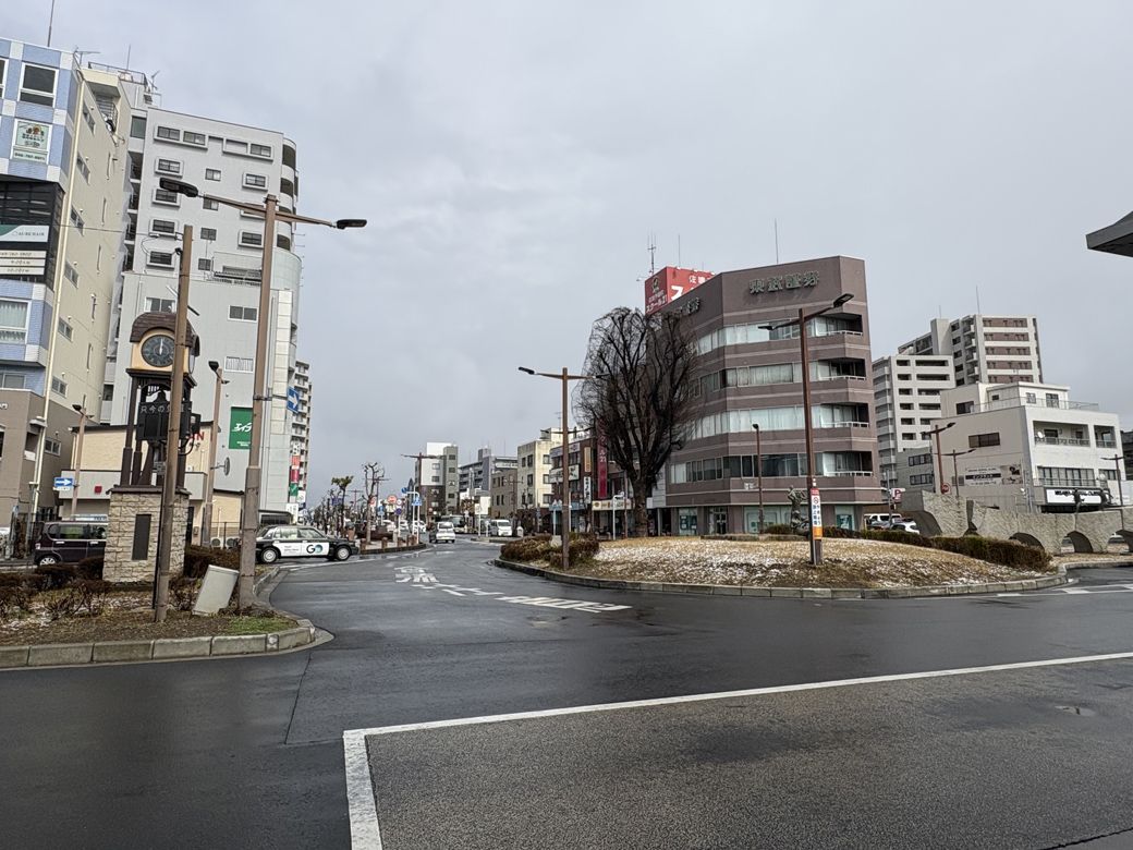 東口の駅前。西口よりも落ち着いている（写真：筆者撮影）