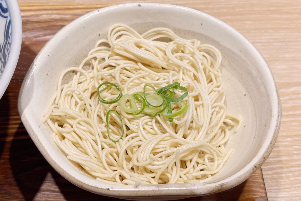 小鉢で提供される替玉。麺がくっつく前に大急ぎでスープに投入します（筆者撮影）