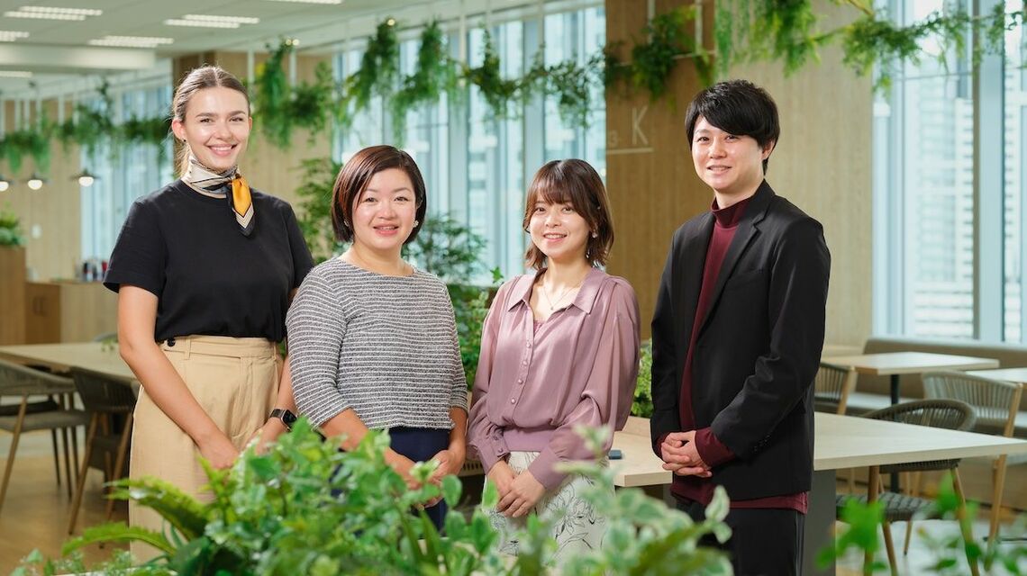 日本総研のイノベーションコンテスト運営を担当する事務局と優勝チームのメンバー