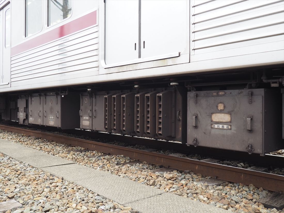 床下の機器類（記者撮影）