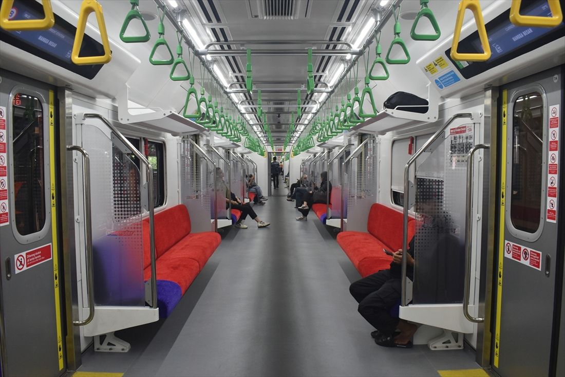 典型的な車体長20m、片側4つドア車両の車内レイアウト（筆者撮影）