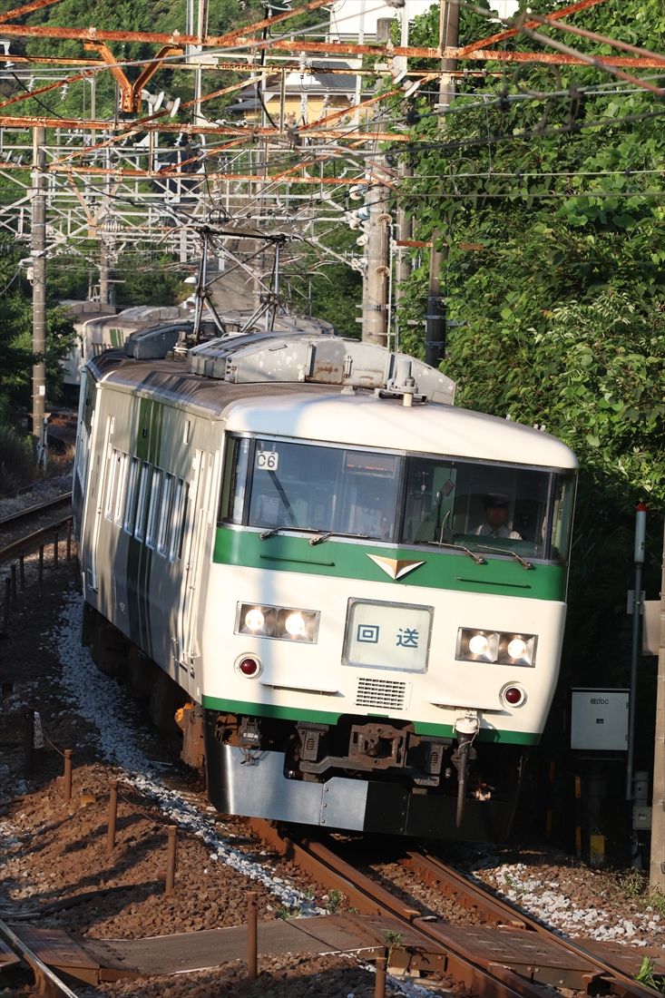 東海道本線を走る斜めストライプ塗装の185系回送列車（撮影：南正時）