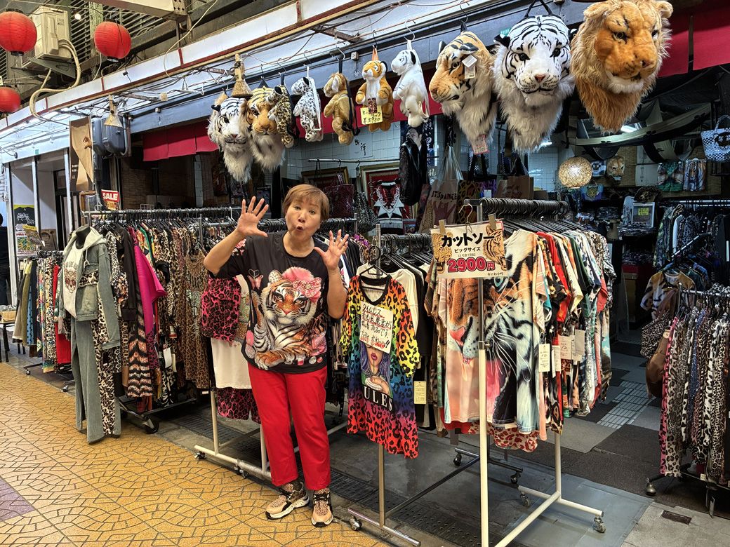 高橋さんのトレードマークになっている「ガオーッ！」のポーズ（筆者撮影）