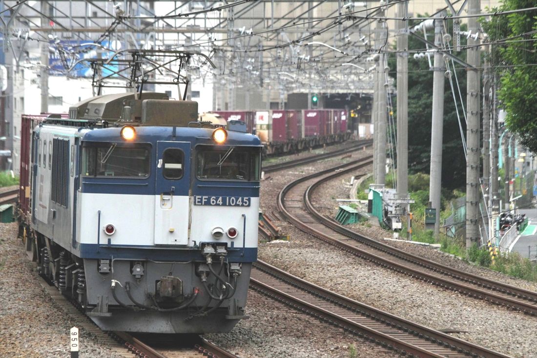 早朝の山手貨物線・恵比寿―渋谷間を走るEF64形牽引の貨物列車（撮影：南正時）