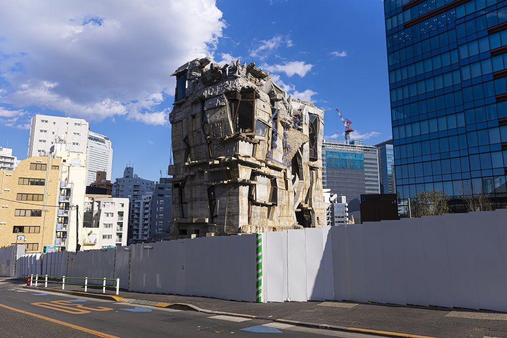 聖坂に立つ蟻鱒鳶ル（ありますとんびる）（撮影：今井康一）