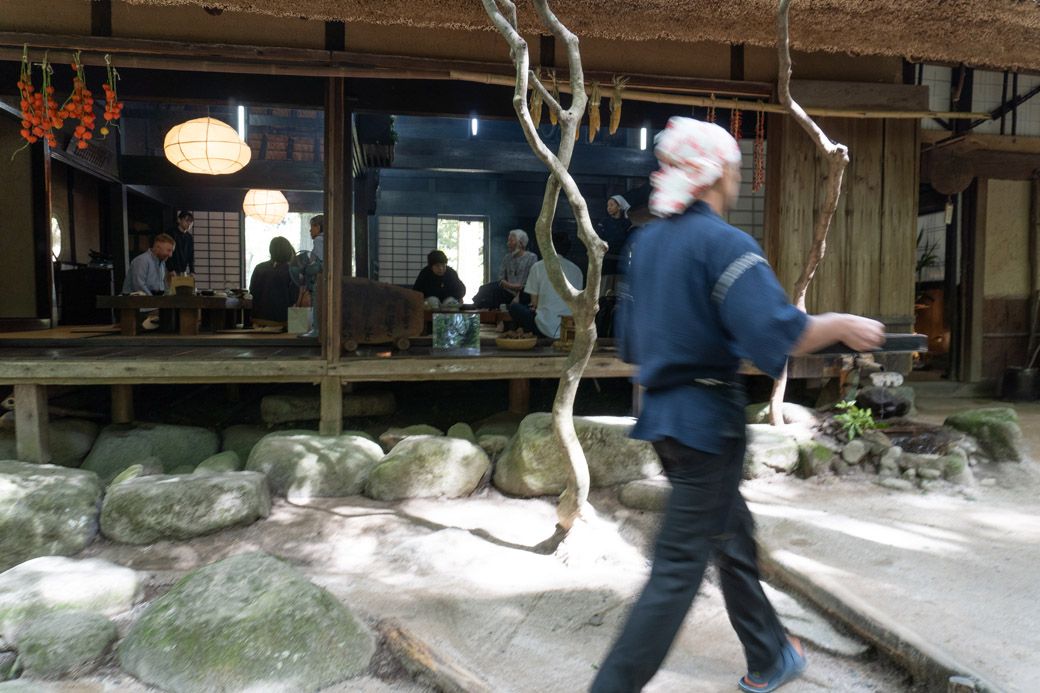 料理はすべて、厨房から食事処に人の手で運ぶ。きびきびと働く姿に元気をもらえる（筆者撮影）