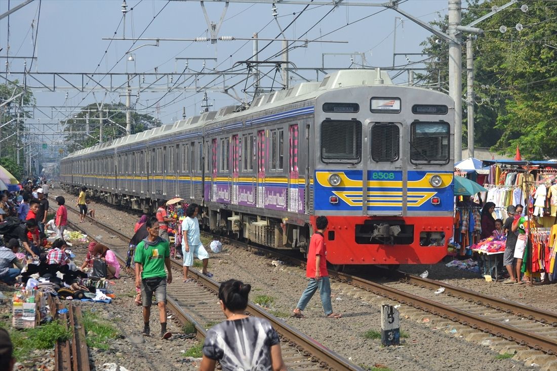 ドゥリ駅構内にかつて存在した線路市場を進む8608編成（筆者撮影）