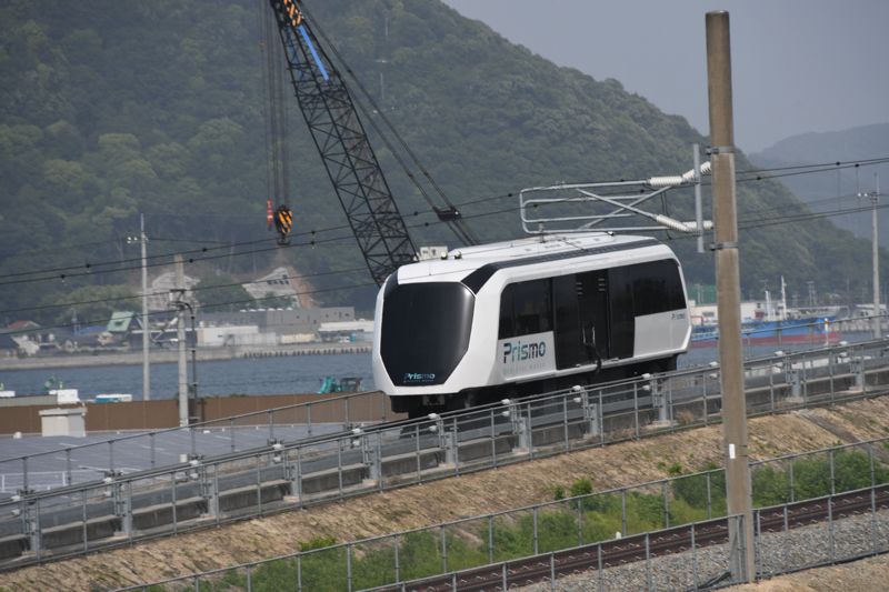 試験走行する三菱重工の新型AGT「Prismo（プリズモ）」の車両（記者撮影）