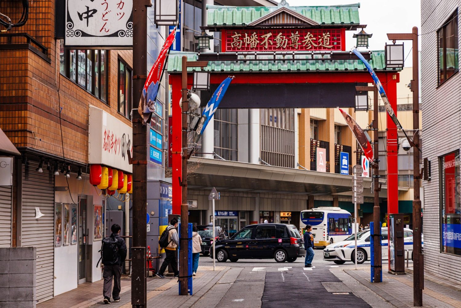参道側から高幡不動駅方面を見る。現在の駅舎ができる以前は、写真奥のあたりに改札口があった（撮影：鼠入昌史）