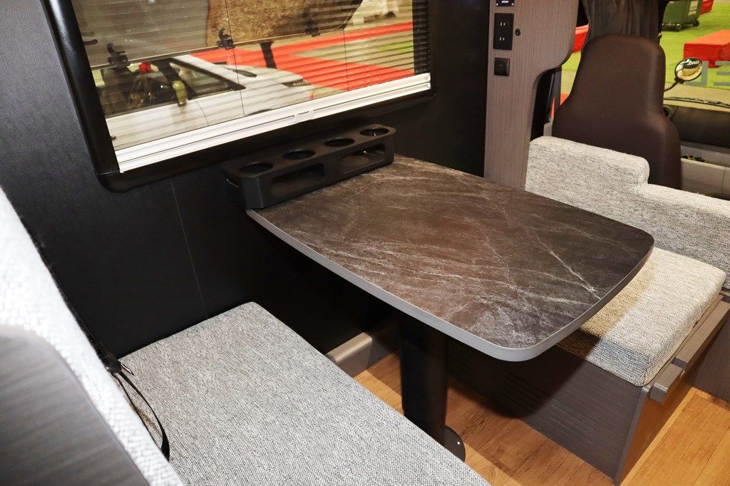 ダイレクトカーズの新作キャンピングカー「DN-75」（写真：筆者撮影）