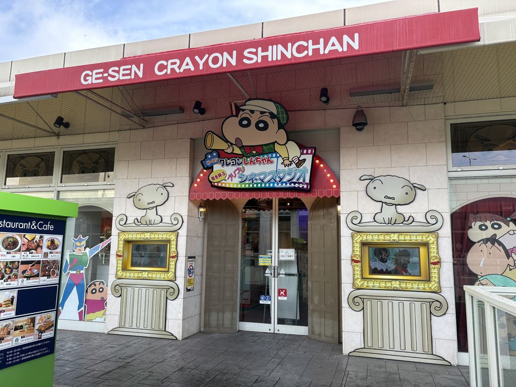 クレヨンしんちゃんゆかりの街らしく、ゲームコーナーがフロアの中心を占める（写真：筆者撮影）