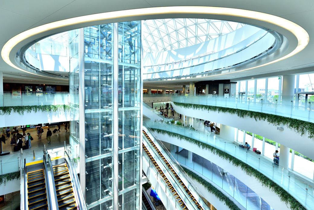 福岡空港は、地下鉄の駅の目の前から、国内線のカウンターや保安検査場に向かうエスカレーターが延びていて便利がいい（写真：KAZE / PIXTA）