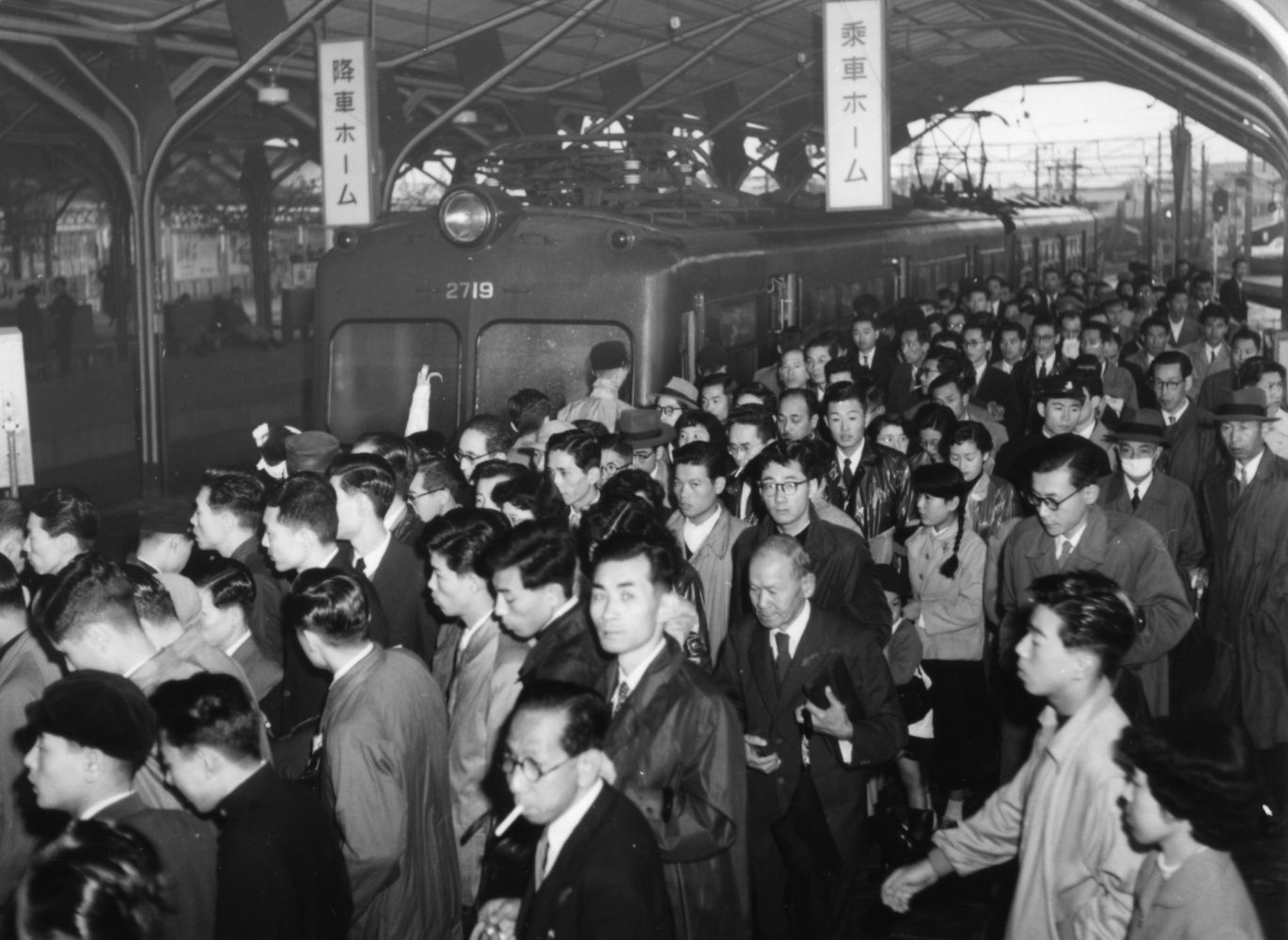 利用客で混雑する地上ホーム時代の新宿駅＝1954年（写真：京王電鉄）