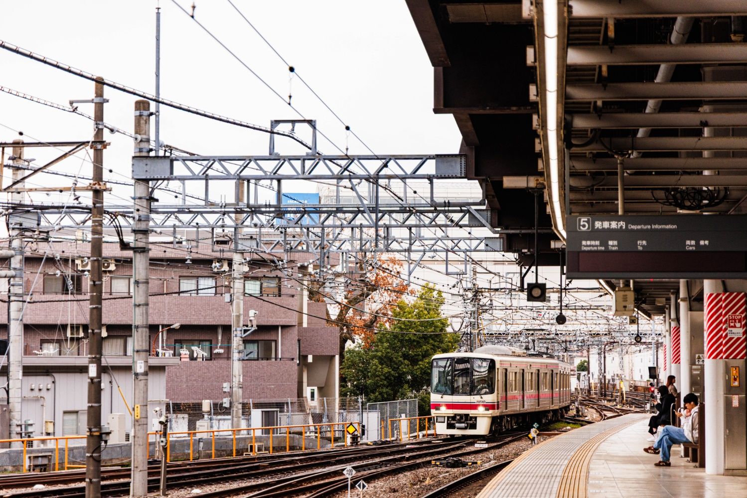 車両基地東側の留置線から移動する「8000系」。入出庫だけでなく、洗浄線への移動もある（撮影：鼠入昌史）