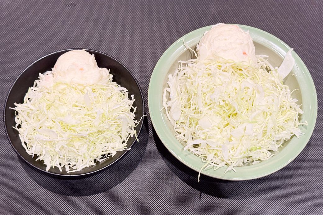 松のやのサイドメニュー、ミニポテキャベ（左）と、ポテキャベ（右）のサイズ比較。朝からとんかつは重くても、朝からとんかつ屋の千切りキャベツは最高（写真：筆者撮影）