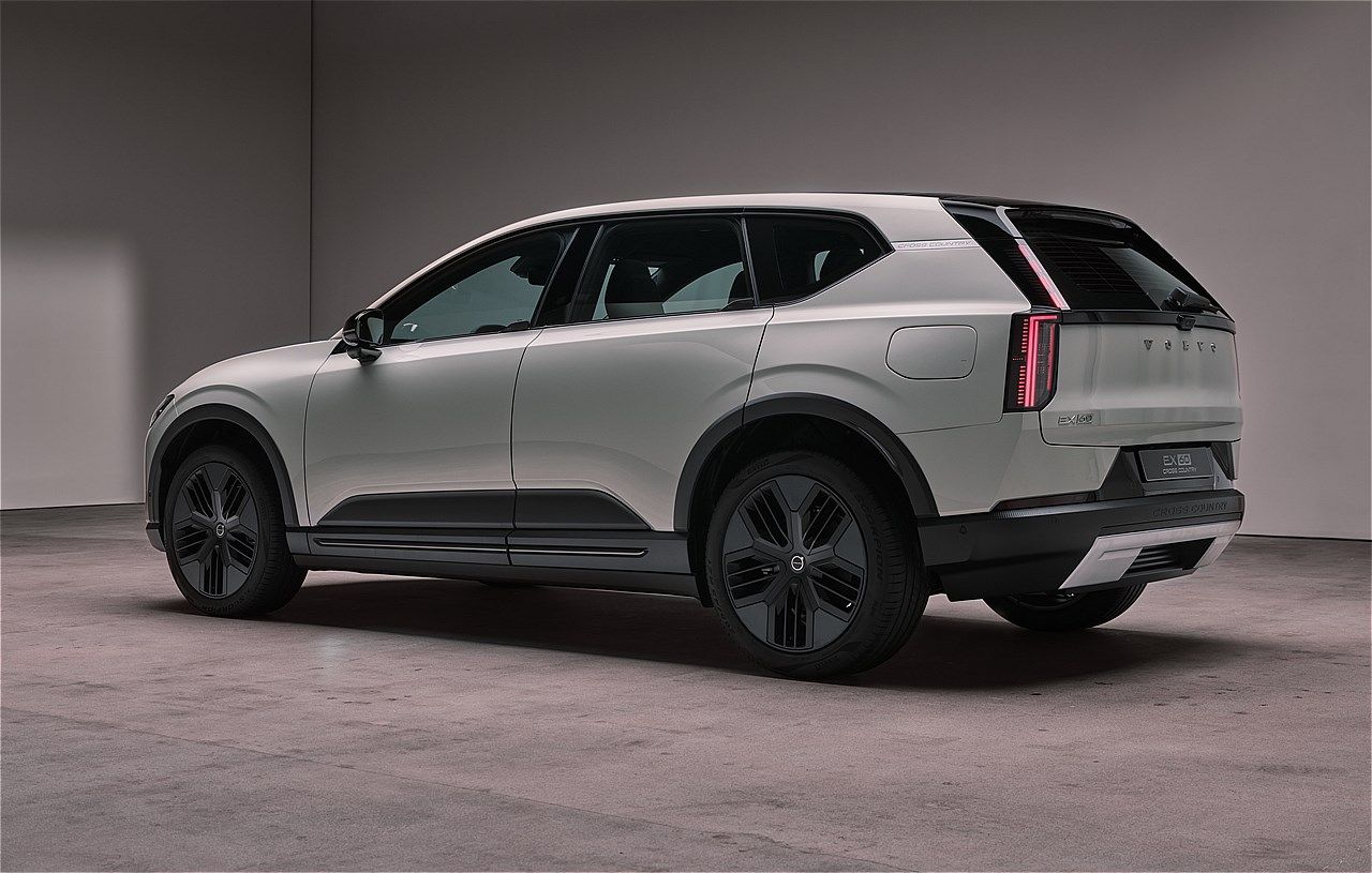 EX60と同時に発表されたボルボ「EX60クロスカントリー」（写真：ボルボ・カー・ジャパン）