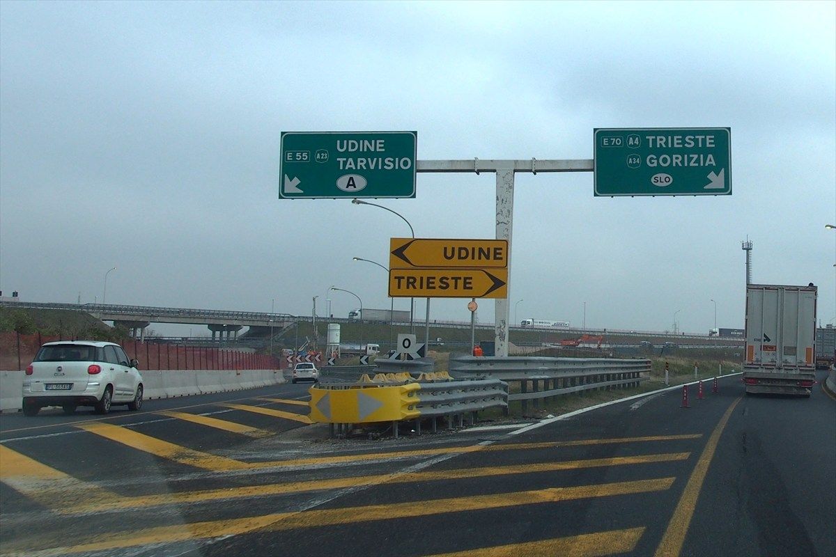 画像 | ｢高速道路＝緑｣とは限らない？｢標識の色｣に表れる地域性や歴史