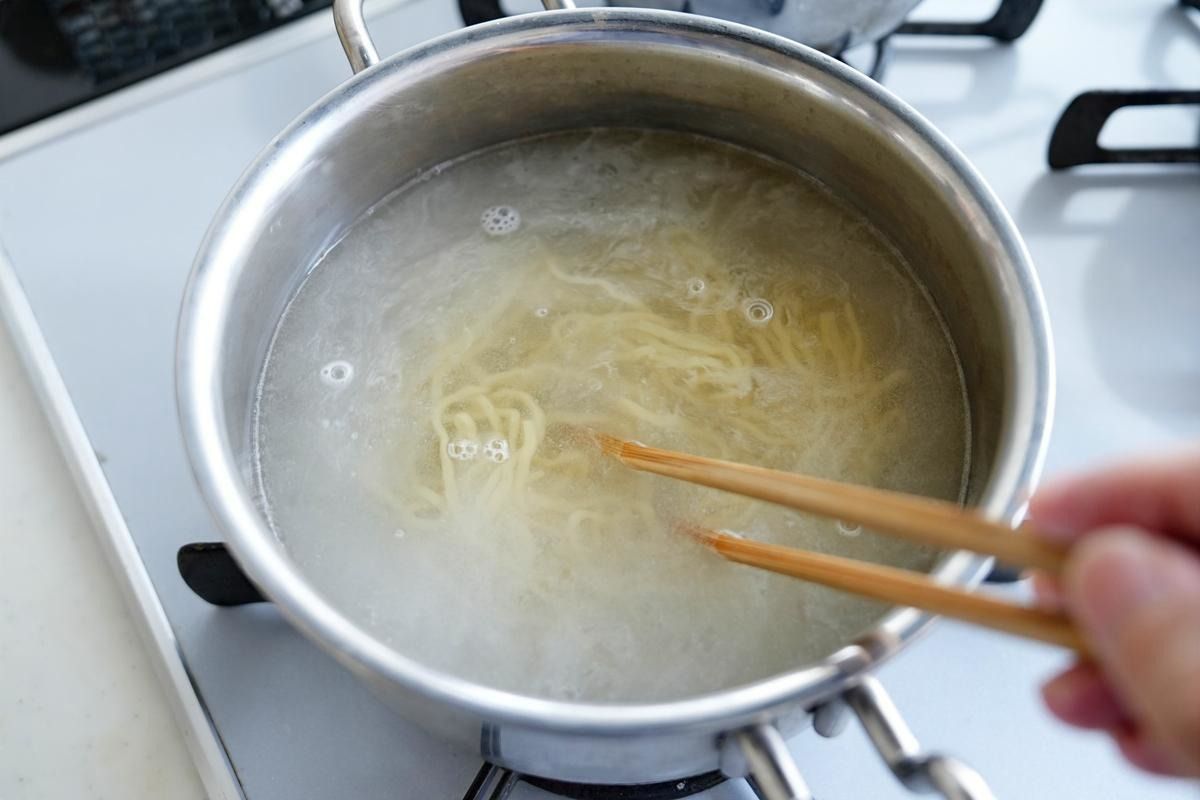 麺をゆでる