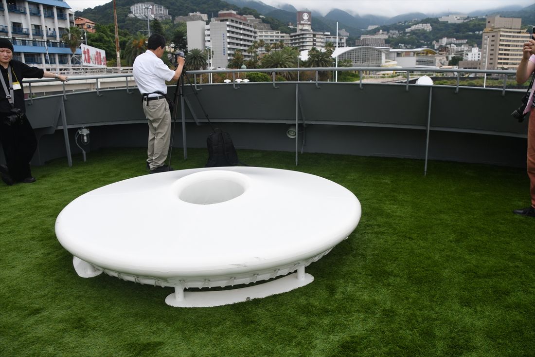 展望デッキにある人工芝の広場（記者撮影）