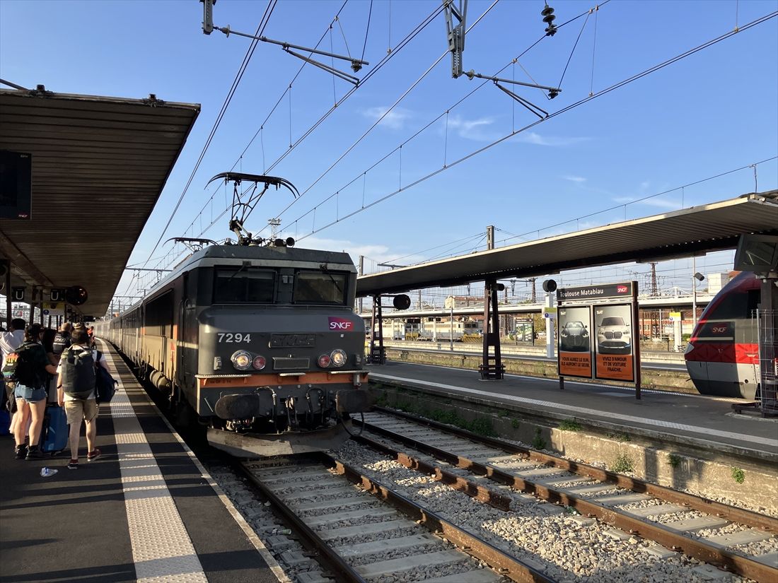 トゥールーズ・マタビオ駅に停車する機関車牽引の客車列車「アンテルシテ」（筆者撮影）