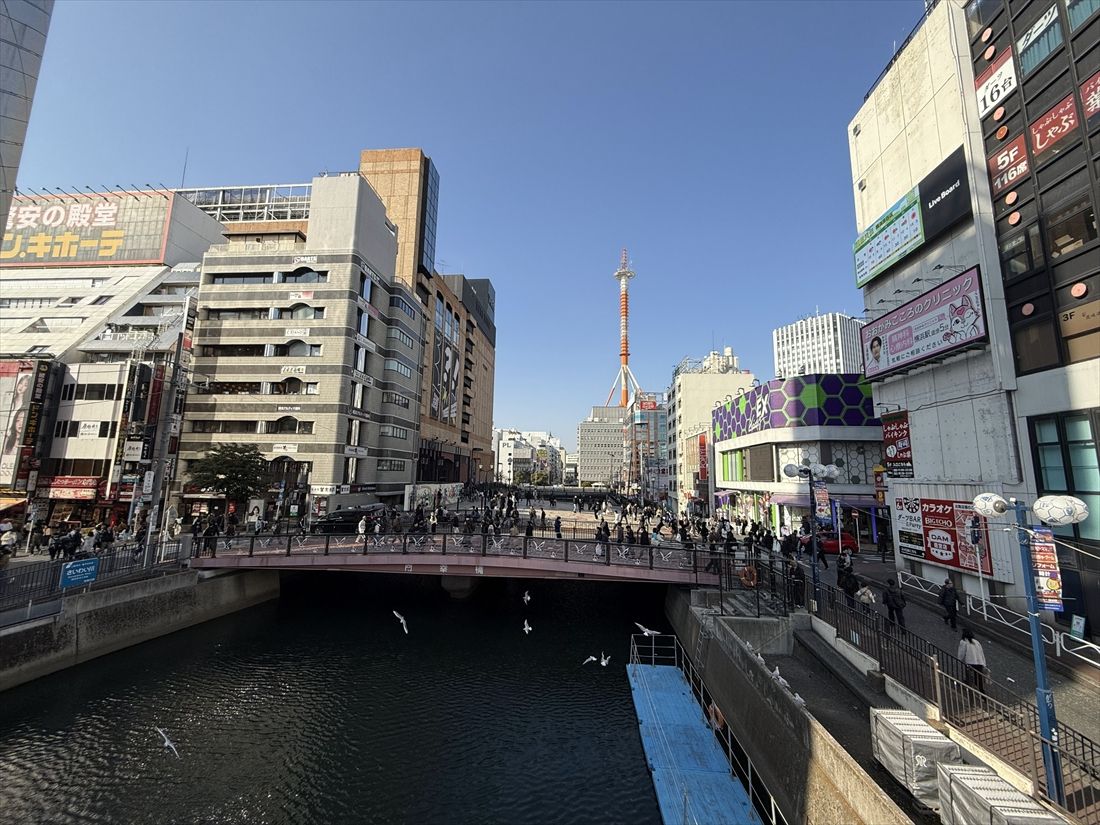 雑然とした雰囲気が残る横浜駅西口繁華街。河川空間が生かしきれていないのが現状（筆者撮影）