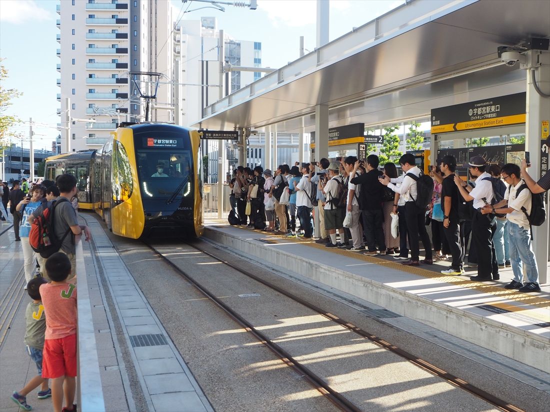 電車が到着するたびに多くの人がカメラやスマホを向けていた＝2023年8月26日（記者撮影）