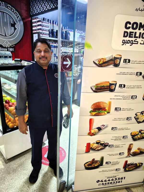 店主はコルカタが故郷というインド人（筆者撮影）