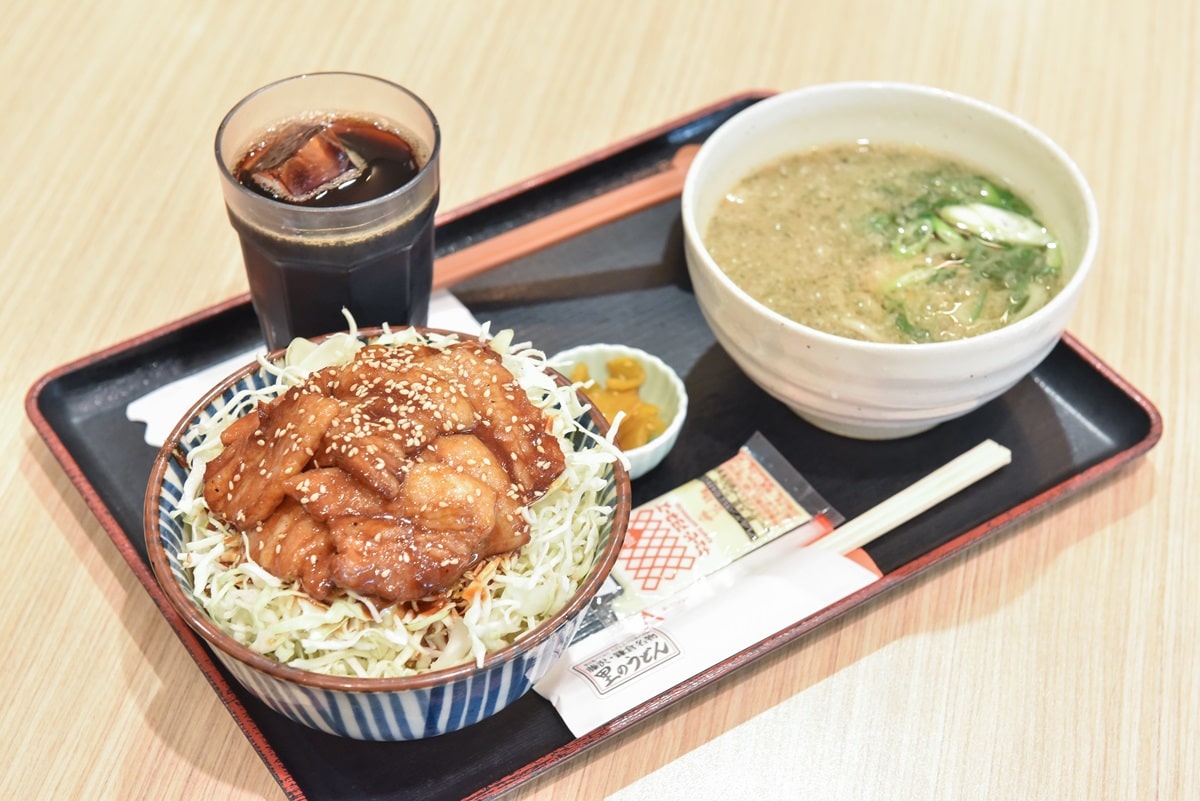 一番人気のうどんとバラ丼のセット。一見すると不思議な組み合わせだが、食べてみるとソウルフードになったのが納得できる、絶妙のハーモニーを奏でる(撮影:大澤誠)