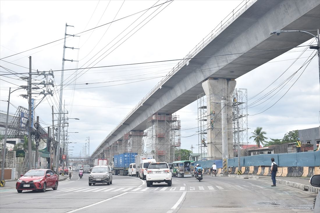 建設中の南北通勤鉄道（NSCR）の高架橋。こちらも車両基地や一部区間の着工が遅れている（筆者撮影）
