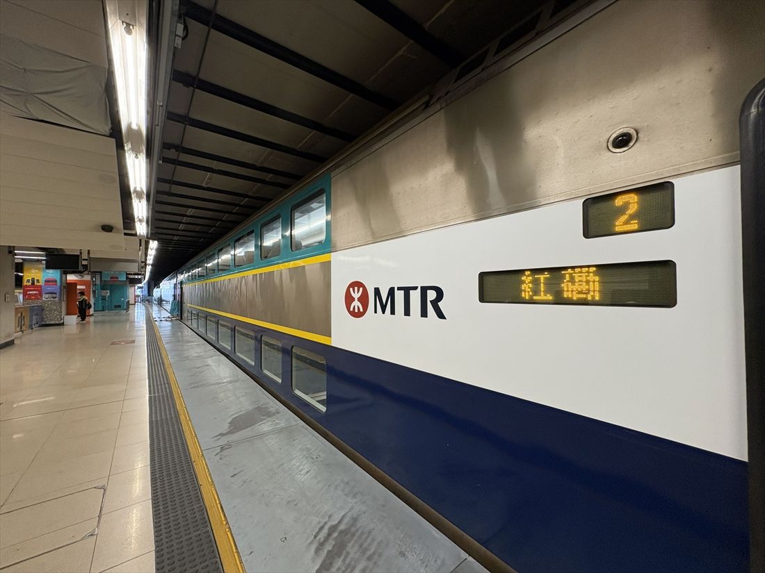 行先表示「紅磡」の文字が掲示された側面。MTRのロゴも（筆者撮影）