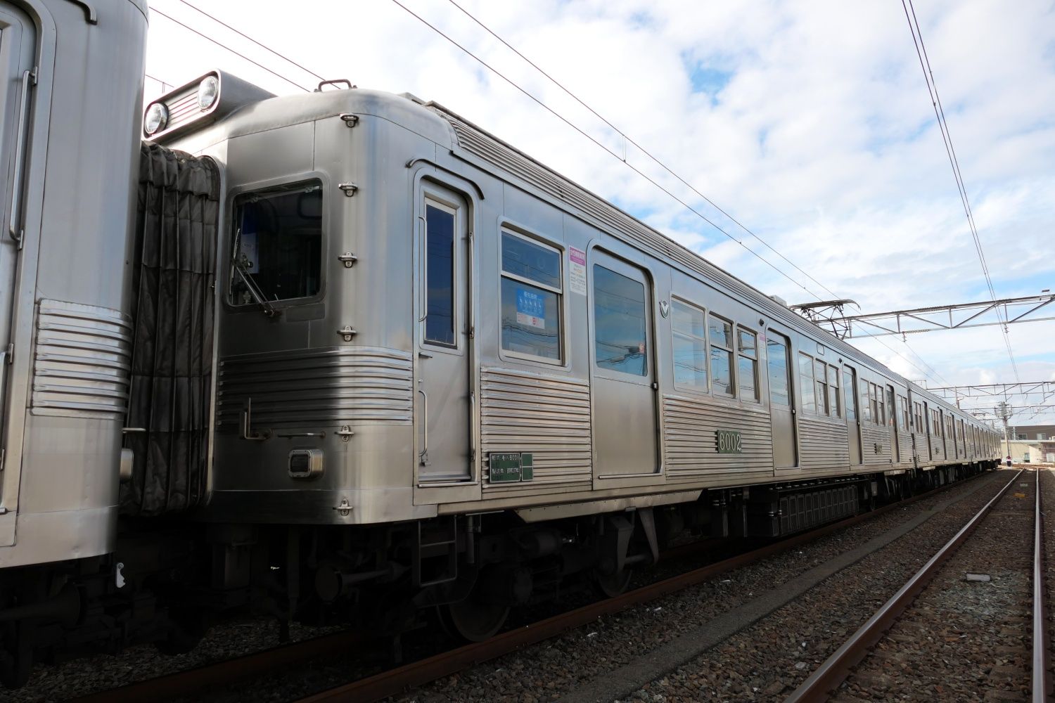 橋本方に2両の6028編成を連結（記者撮影）