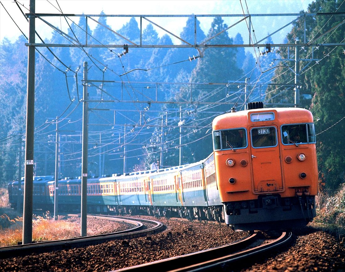 関ケ原付近を走る153系の臨時急行「比叡」（撮影：南正時）