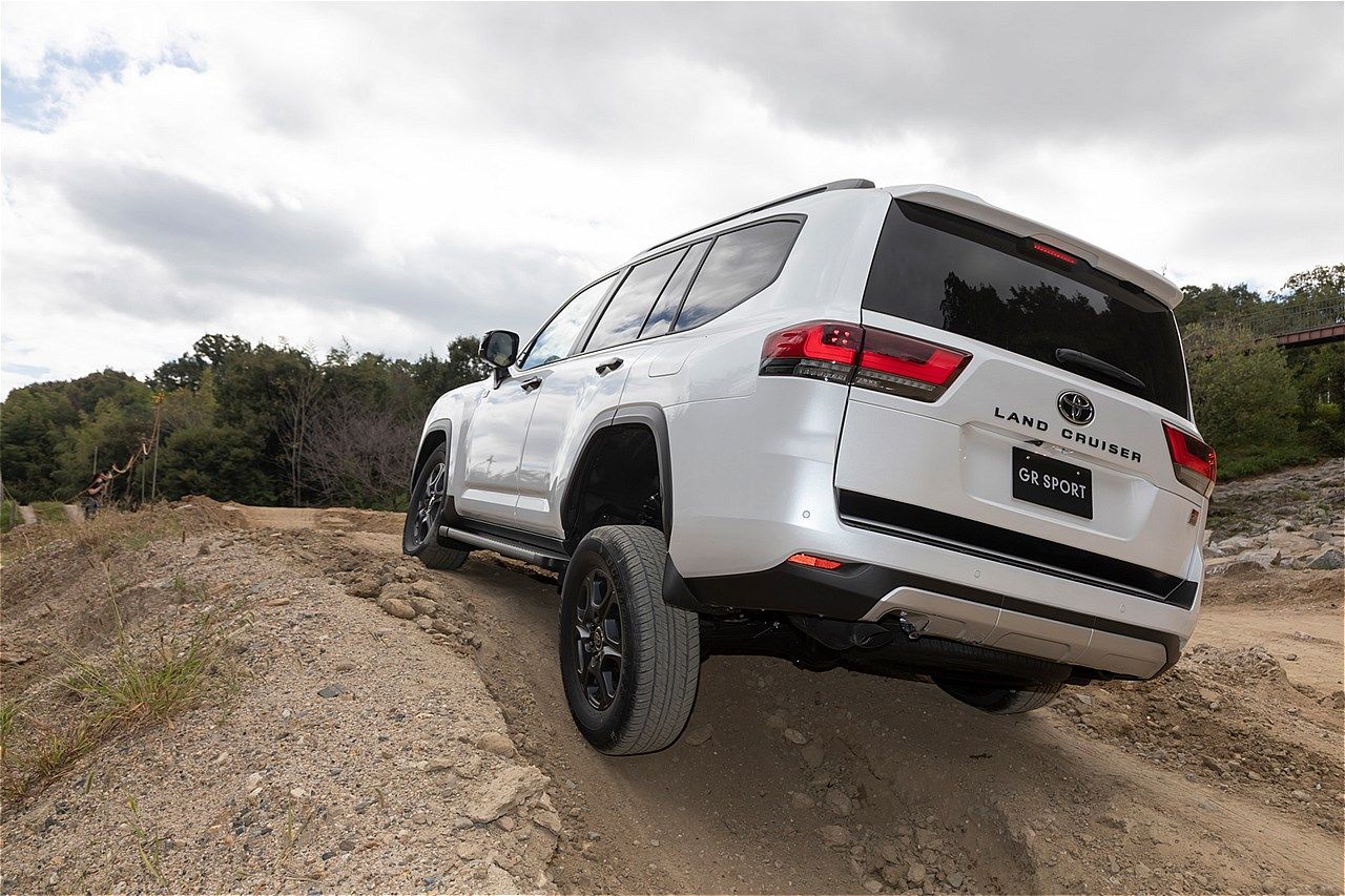 トヨタ「ランドクルーザー300 GR SPORT」（写真：トヨタ自動車）