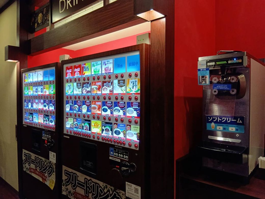 無料のドリンクバーとソフトクリーム（著者撮影）