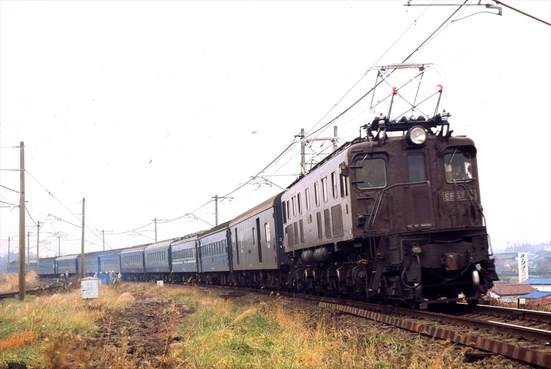 EF57形が牽引する急行「八甲田」＝1974年（撮影：南正時）