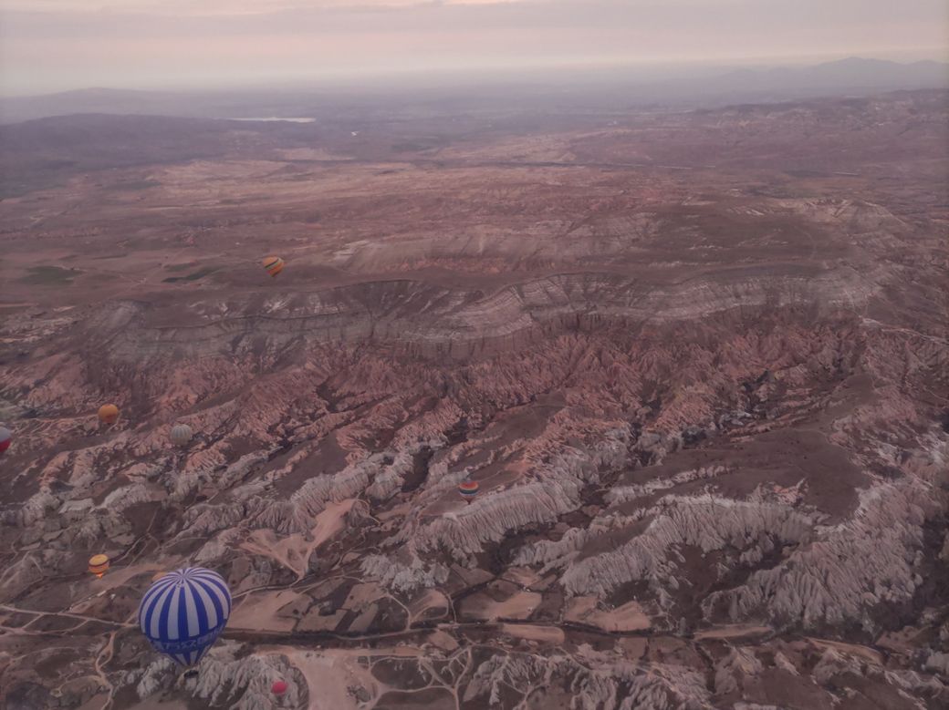 トルコで筆者が乗った気球は、どの気球よりも高く上昇してしまった（写真：筆者撮影）