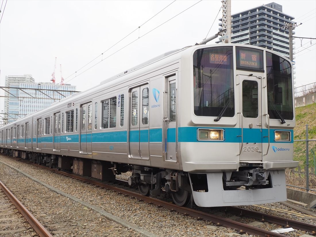 新宿寄りの先頭車両、クハ2059。2000形で一番新しい編成で、この編成だけラインカラーが「ロイヤルブルー」だ（記者撮影）