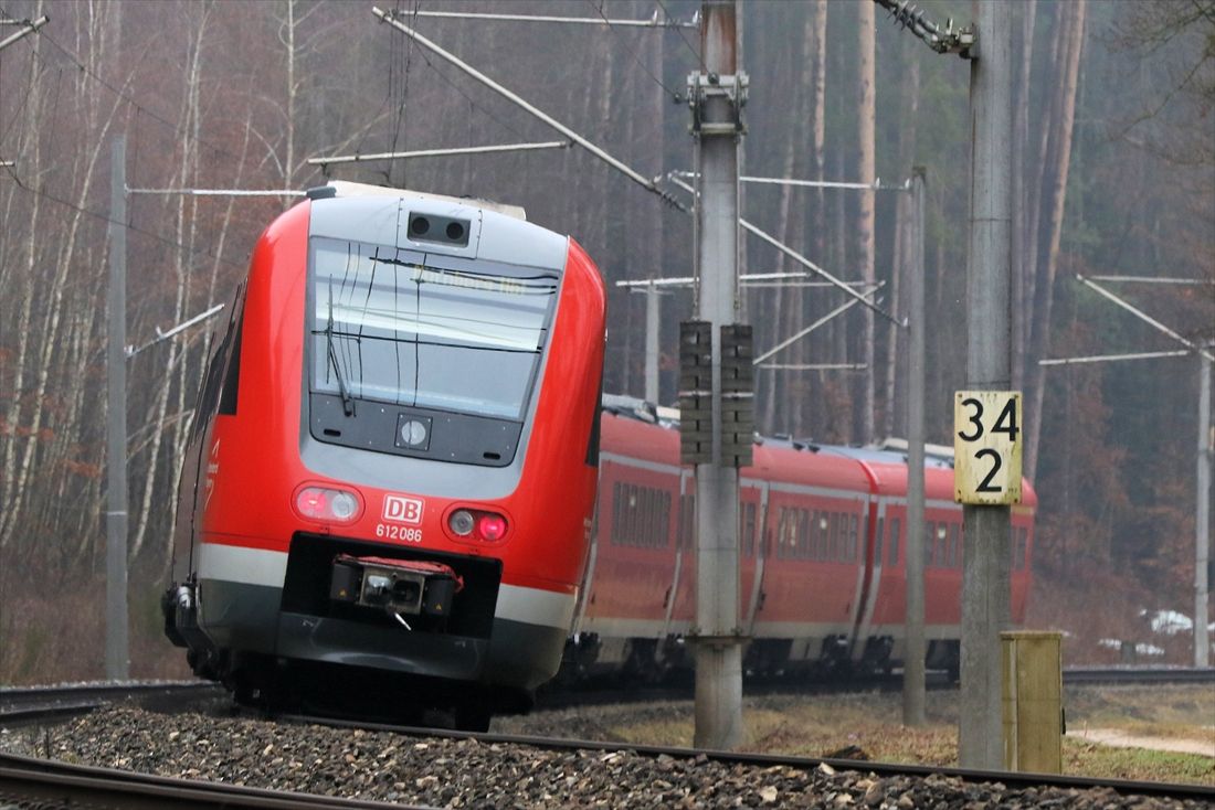 カーブ区間で車体を傾けて駆け抜けるドイツ鉄道の612型気動車（撮影：橋爪智之）