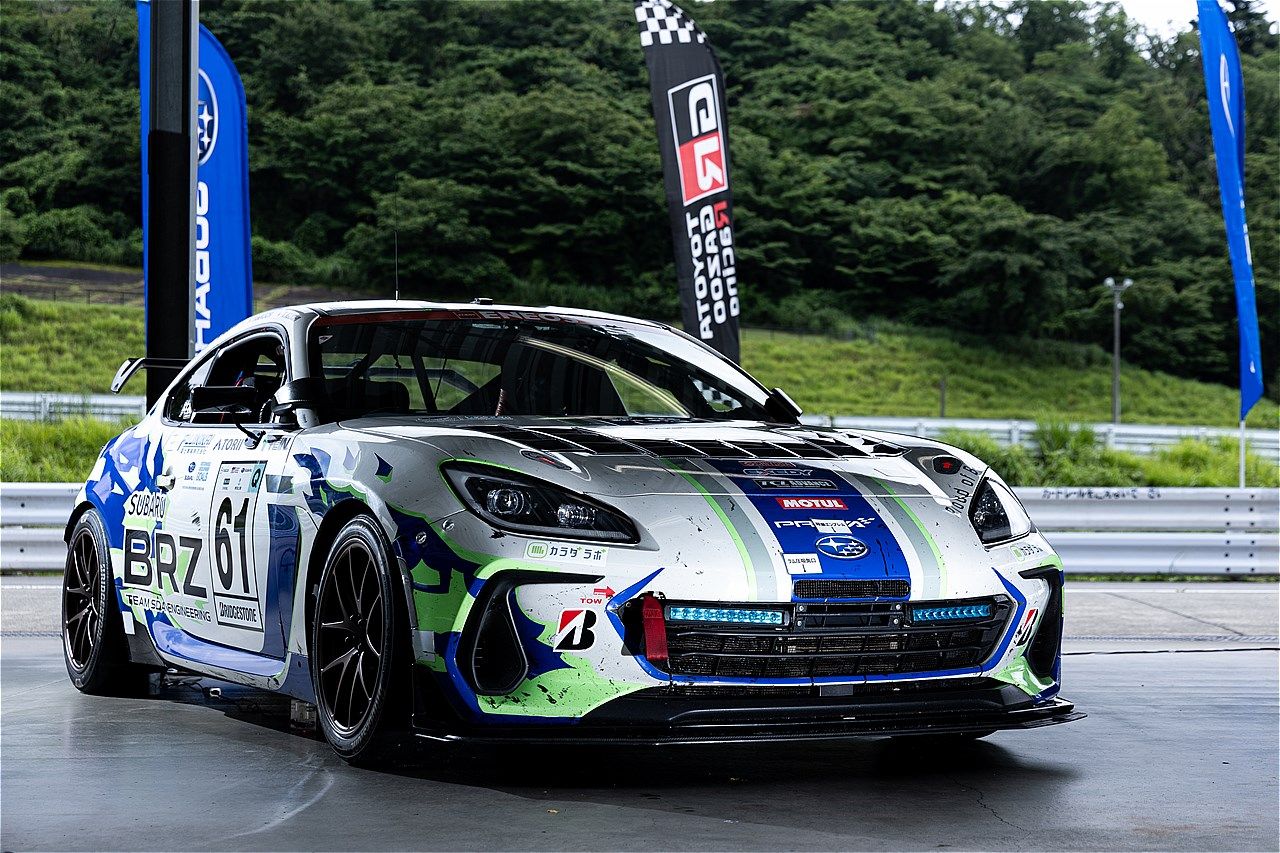 一部改良モデルのトヨタ「GR86」およびSUBARU「BRZ」のサーキット試乗会の様子（写真：三木宏章）