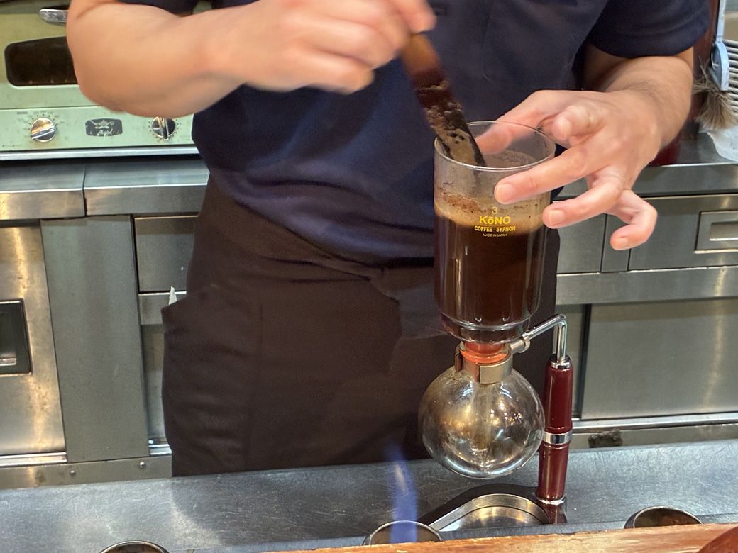 カウンター席では、サイフォン式のコーヒーを淹れる姿が間近に。かぐわしい香りがうれしい 