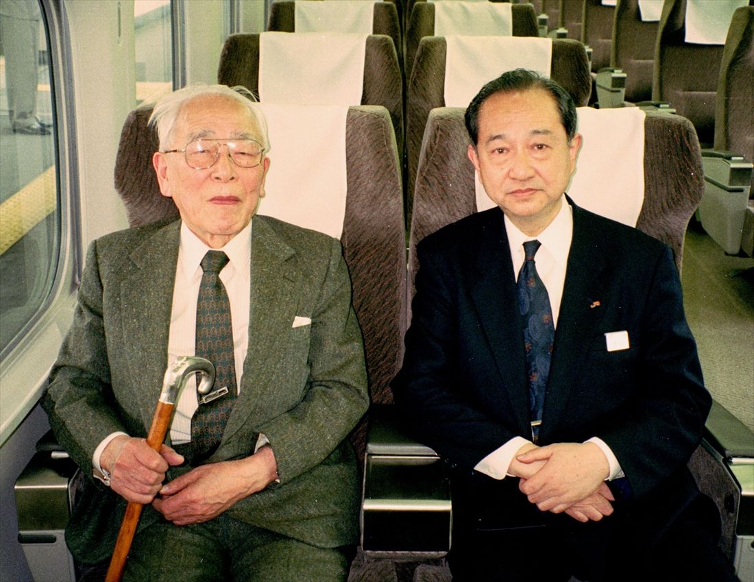 東海道新幹線300系「のぞみ」の試乗会車内にて、80系の設計を担った島秀雄氏（左）とJR東海の須田寛社長（当時）＝1992年（撮影：南正時）