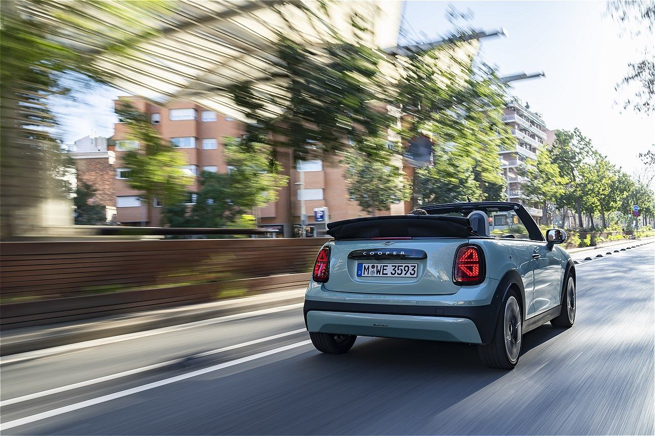 MINI（ミニ）の新型「ミニ・クーパー・コンバーチブルS」（写真：MINI）
