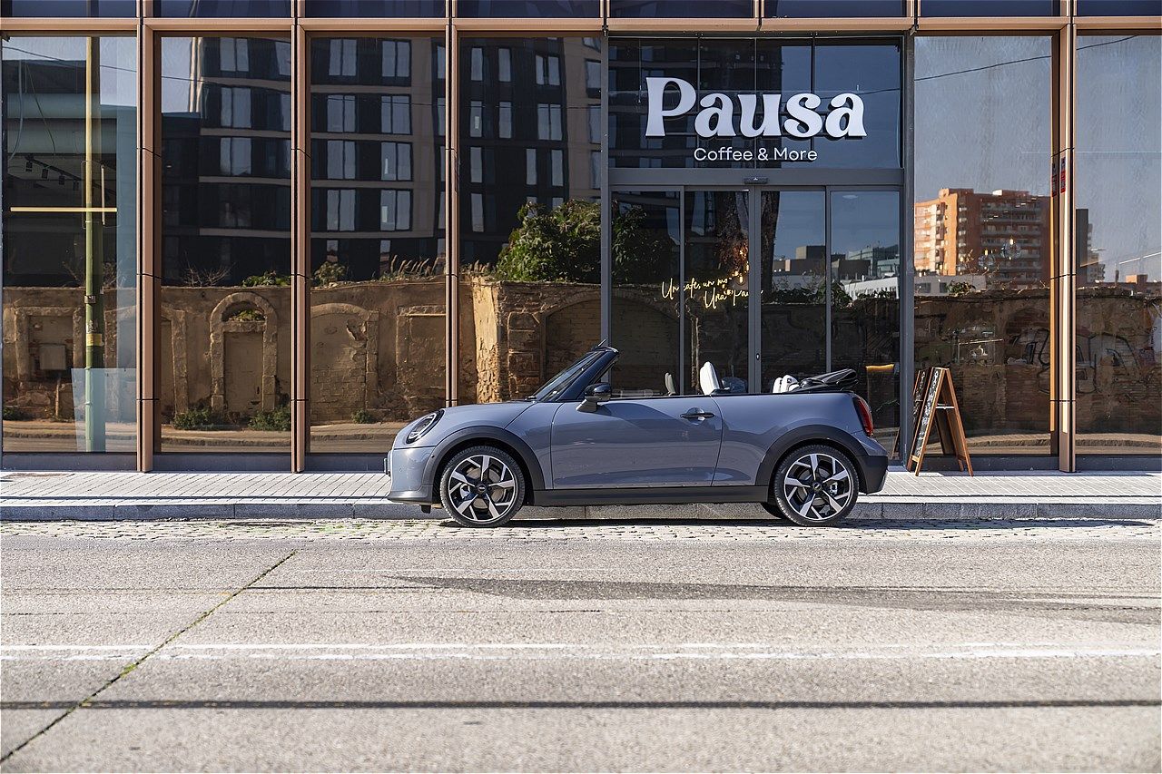 MINI（ミニ）の新型「ミニ・クーパー・コンバーチブルS」（写真：MINI）