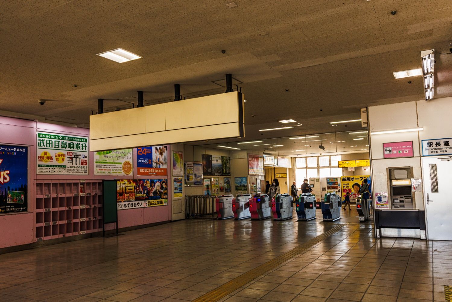 現在のみずほ台駅の改札。コンコースは広々としており、お客が集中するラッシュ時にも対応（撮影：鼠入昌史）