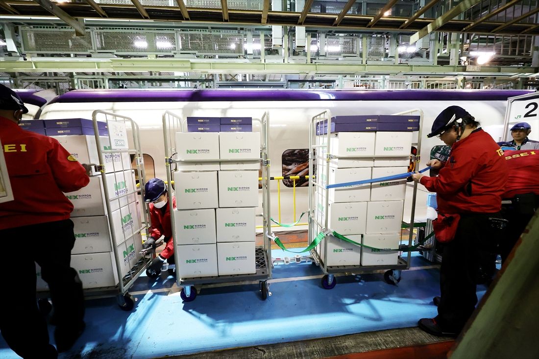 荷物を積んだ台車をつなぐ＝2026年3月23日（撮影：尾形文繁）