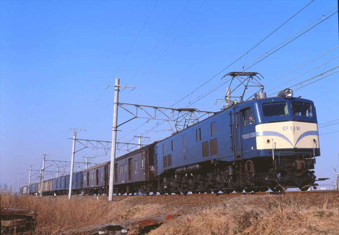 平塚付近を走るEF58形牽引の荷物列車＝1976年（撮影：南正時）