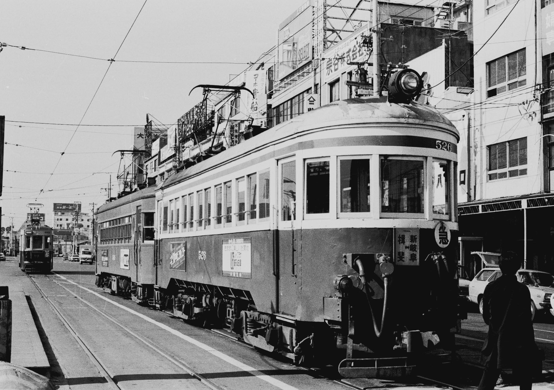 併用軌道の名鉄岐阜市内線と揖斐線を直通する急行列車に運用されたモ520形とモ510形の重連（撮影：南正時）