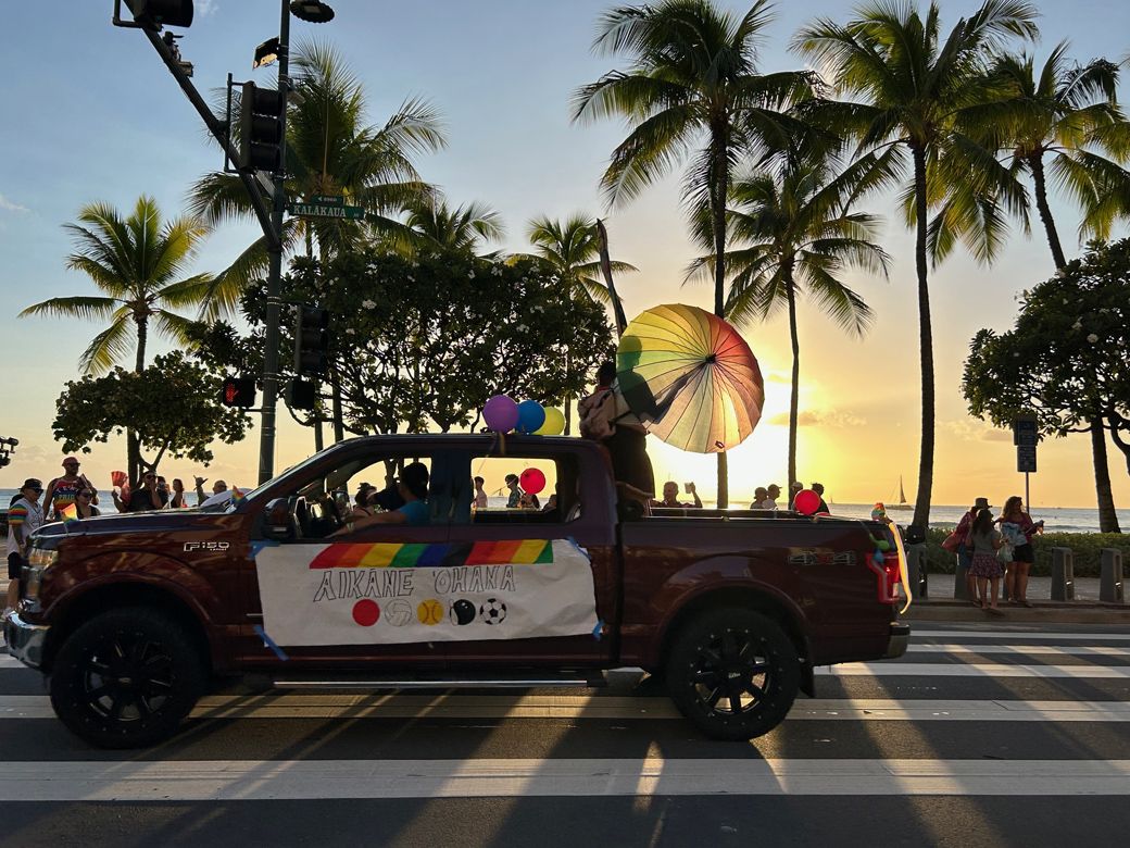 LGBTQ+の祭典「ホノルル・プライド」のパレードがすすむワイキキのカラカウア通り（筆者撮影）