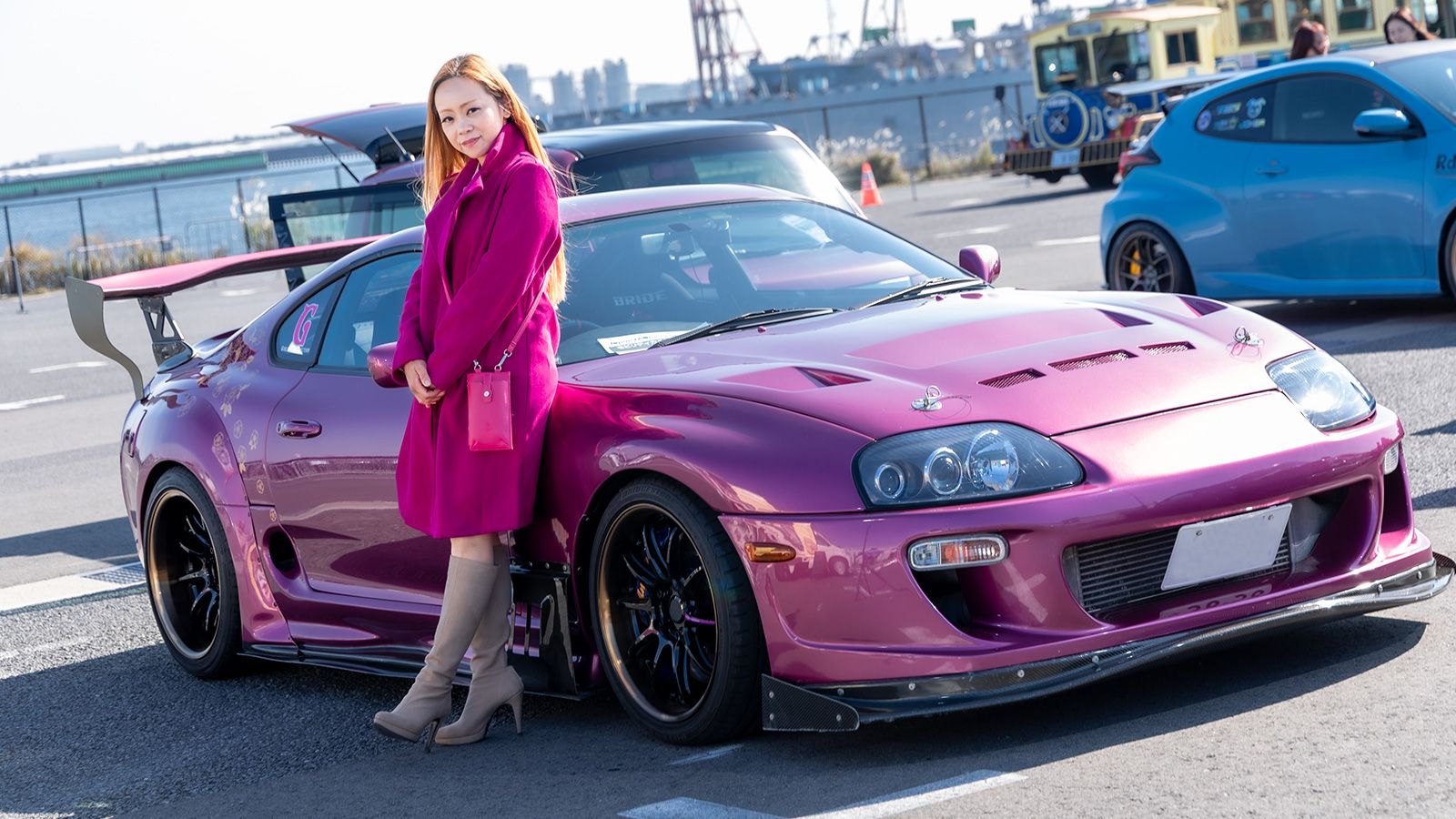 ガールズ・カー・コレクションを主催するNAOさんと、愛車のA80型スープラ（写真：三木 宏章）